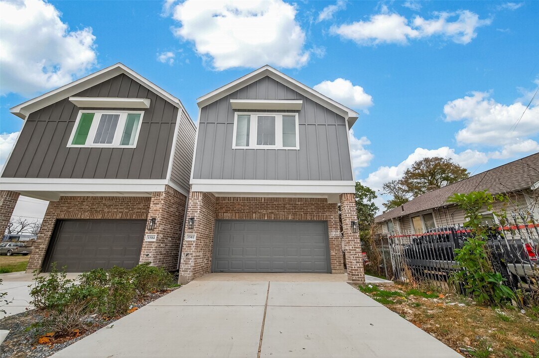 1502 Hussion St in Houston, TX - Building Photo