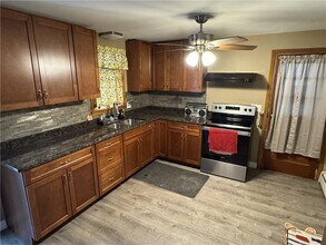 22 Overhill Rd in Warren, RI - Building Photo - Building Photo