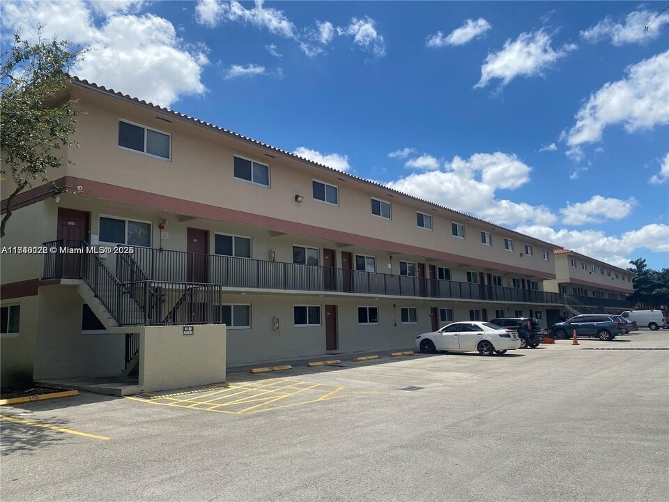 1650 W 44th Pl in Hialeah, FL - Foto de edificio