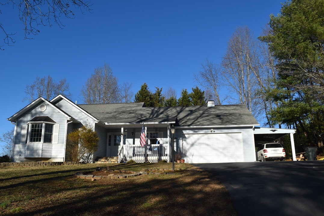 549 Sneaking Creek Dr in Hayesville, NC - Building Photo