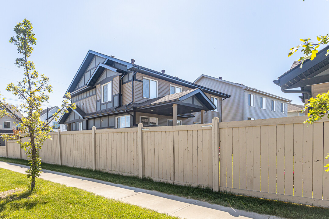 2520 Coughlan Rd SW in Edmonton, AB - Building Photo