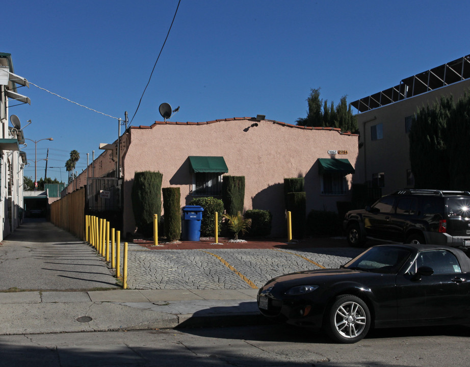 2052 Rodney Dr in Los Angeles, CA - Building Photo