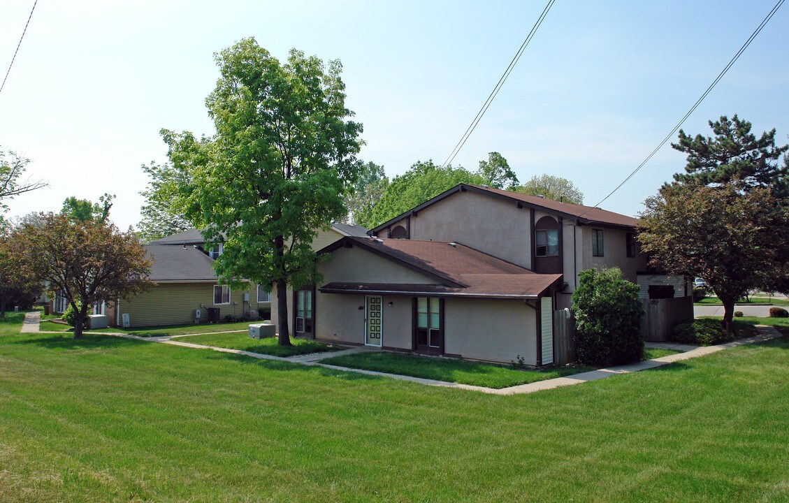 402 Coventry Pl in Fairborn, OH - Building Photo