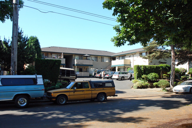 1802-1820 NE Schuyler St in Portland, OR - Building Photo - Building Photo