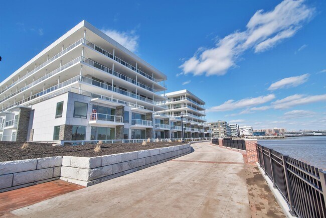3 Somerset Ln in Edgewater, NJ - Building Photo - Building Photo