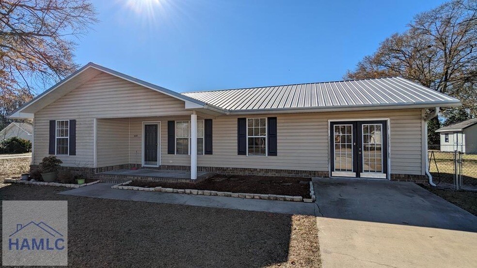 215 Gordon St in Glennville, GA - Building Photo