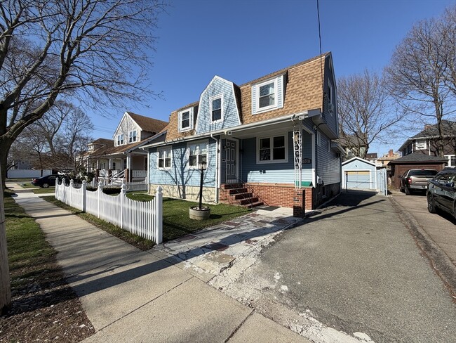 10 W Elm Ave in Quincy, MA - Building Photo - Building Photo