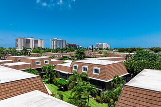 Seabreeze South in Marco Island, FL - Foto de edificio - Building Photo