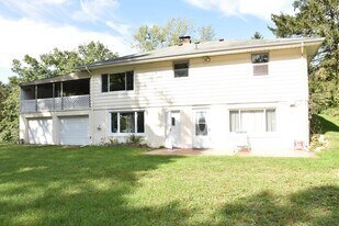 9961 Rosehill Rd in Berrien Springs, MI - Building Photo