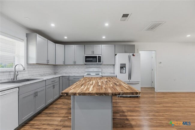 1307 Summit Dr in Gonzales, TX - Building Photo - Building Photo