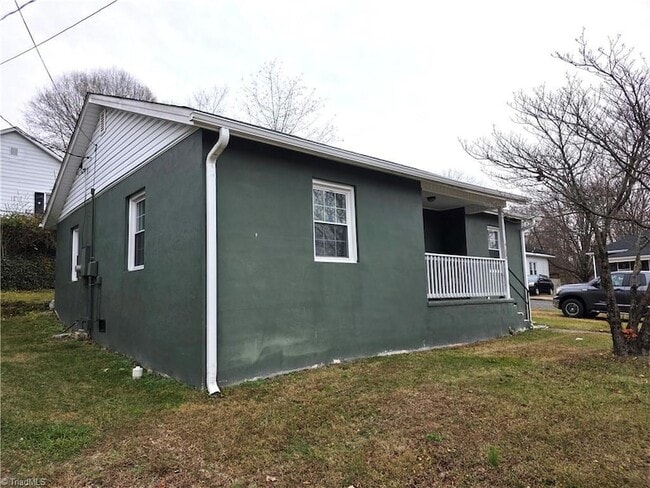 902 N South St in Mount Airy, NC - Building Photo - Building Photo