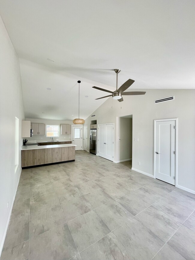 1300 E Iris Ave, Unit 3 in McAllen, TX - Building Photo - Building Photo