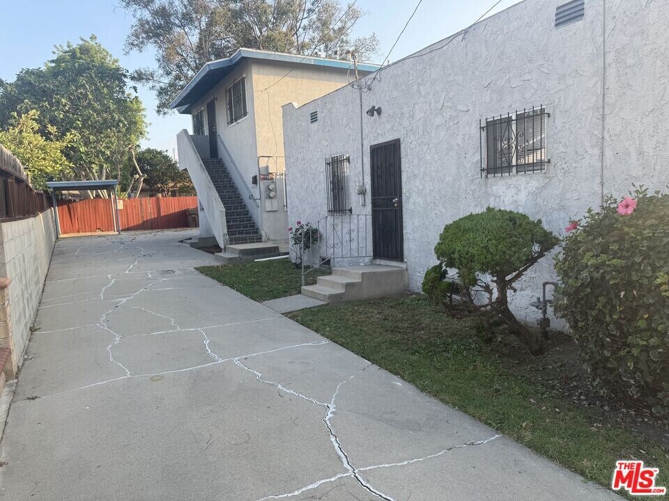 1138 W 109th Pl in Los Angeles, CA - Building Photo