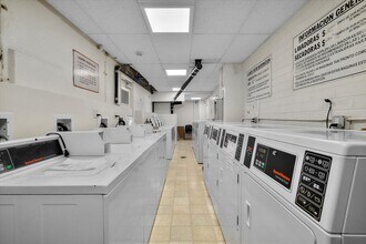 969 Hilgard Ave, Unit 1006 in Los Angeles, CA - Building Photo - Building Photo