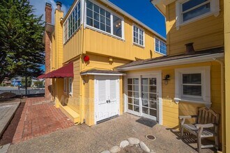 225 Central Ave in Pacific Grove, CA - Foto de edificio - Building Photo