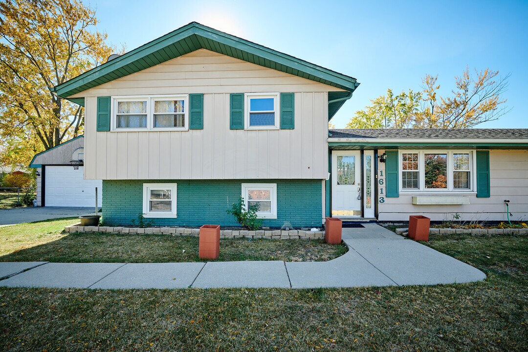 1613 Hartmann Dr in Schaumburg, IL - Building Photo