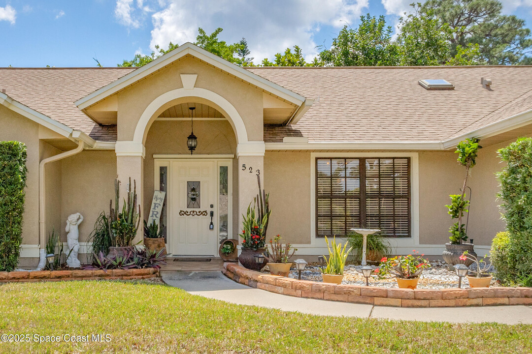 523 Hidden Hollow Dr in Merritt Island, FL - Foto de edificio