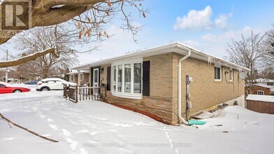15 Banff Dr in Aurora, ON - Building Photo - Building Photo
