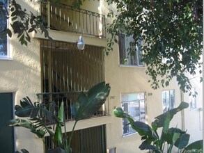 Oakland Manor in Oakland, CA - Foto de edificio - Building Photo