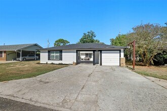 7819 Bayside Dr in Beach City, TX - Foto de edificio - Building Photo