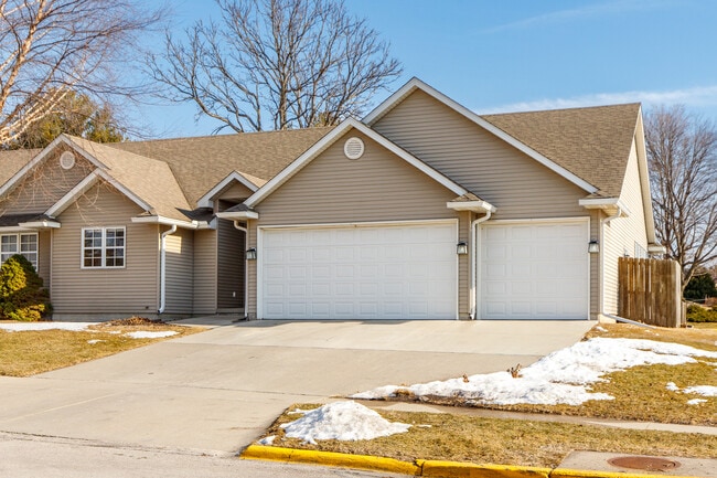 2200 Pinehurst Dr in Ames, IA - Building Photo - Building Photo