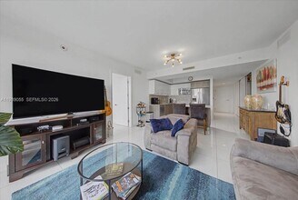 5252 NW 85th Ave in Doral, FL - Foto de edificio - Building Photo