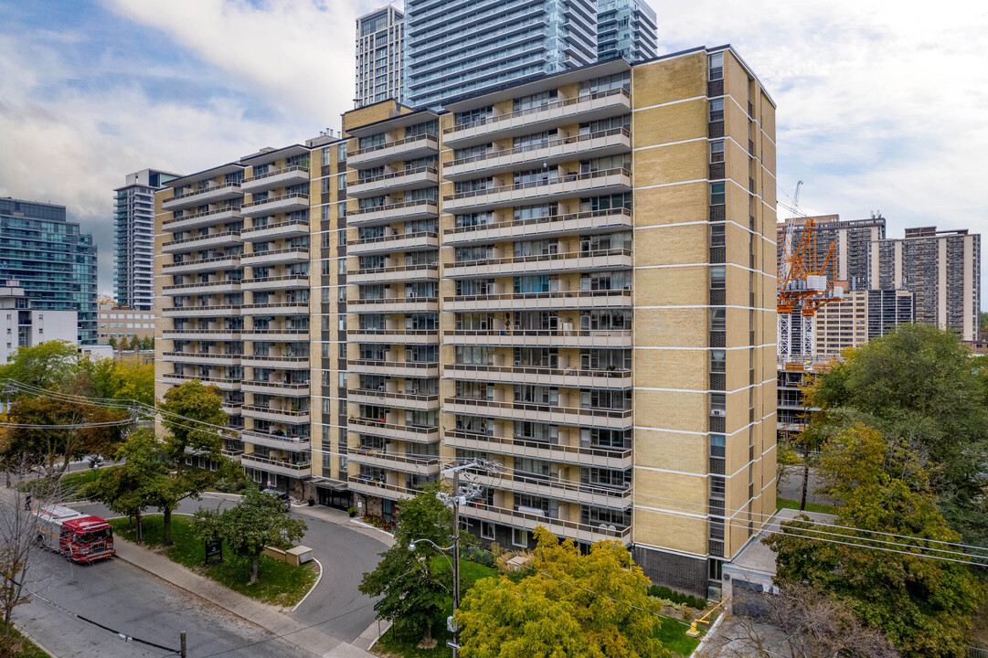 200 Roehampton in Toronto, ON - Building Photo