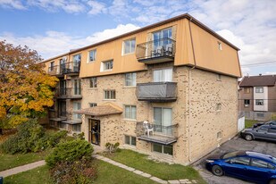 457 Laval Boul in Laval, QC - Building Photo