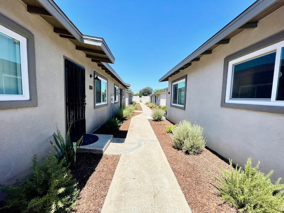 1100-1154 N Mollison Ave in El Cajon, CA - Foto de edificio