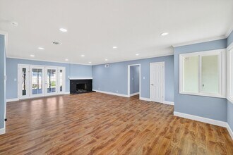 445 E Hoover Ave in Orange, CA - Foto de edificio - Building Photo