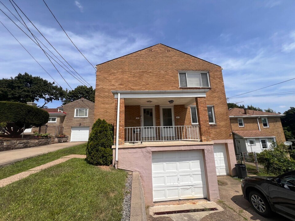 1121 Clippert St in Pittsburgh, PA - Building Photo