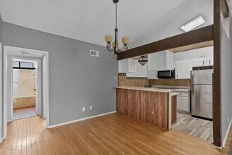 18433 Hatteras St, Unit 207 in Tarzana, CA - Building Photo - Building Photo