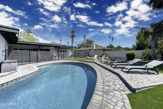 8117 E Vía Sonrisa in Scottsdale, AZ - Foto de edificio - Building Photo