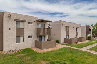 Madera at Metro in Phoenix, AZ - Foto de edificio - Building Photo