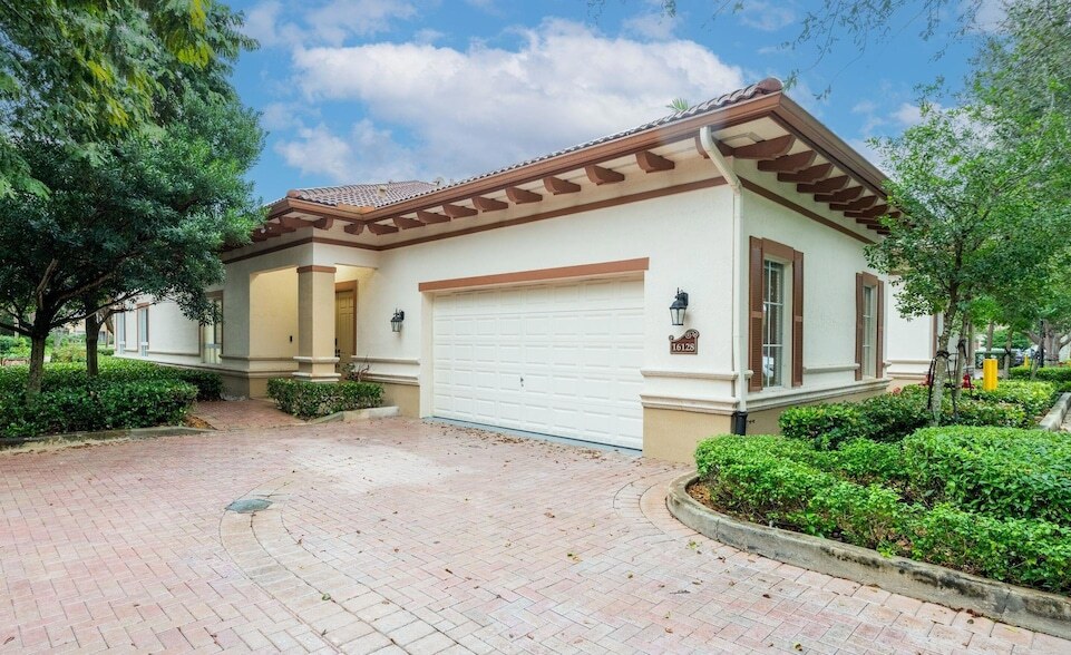 16128 Emerald Estates Dr in Weston, FL - Building Photo