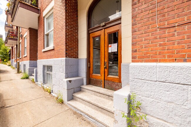 383-389 Édouard-Charles in Montréal, QC - Building Photo - Building Photo