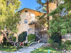 10304 Tujunga Canyon Blvd in Los Angeles, CA - Foto de edificio - Building Photo