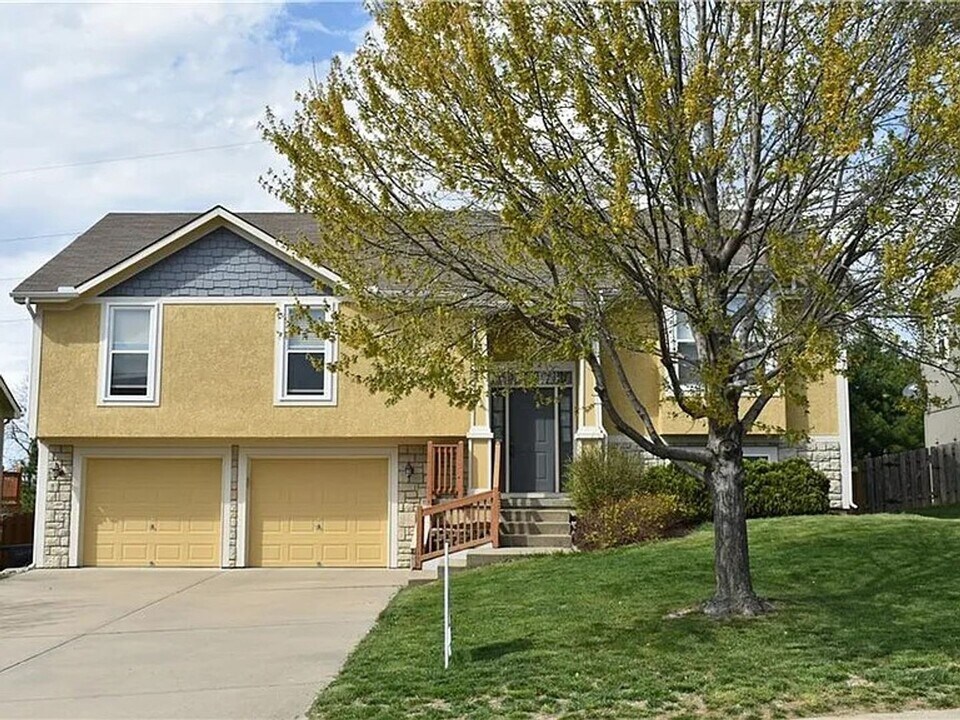 732 Highland Dr in Leavenworth, KS - Building Photo