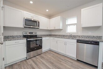 15555 Taylorcrest Dr in Cut And Shoot, TX - Building Photo - Building Photo
