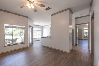 Newport Apartments in San Antonio, TX - Foto de edificio - Interior Photo