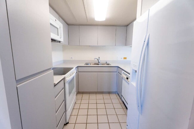 745 Isenberg St in Honolulu, HI - Building Photo - Building Photo