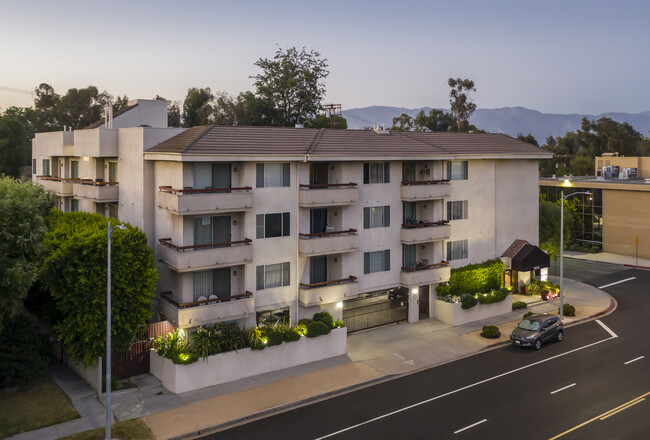 10231 / Toluca Place in Toluca Lake, CA - Building Photo - Building Photo