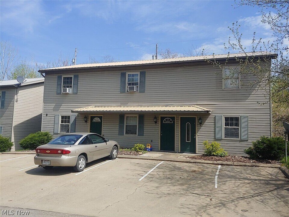 8 Sunrise Dr in Cambridge, OH - Building Photo