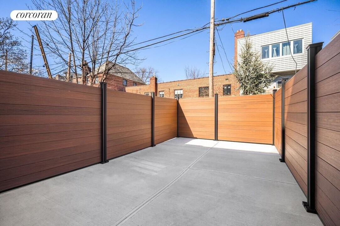 405 Linden St in Brooklyn, NY - Building Photo