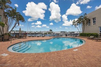 800 River Point Dr in Naples, FL - Building Photo - Building Photo