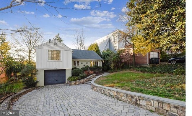 property at 2300 King Pl NW