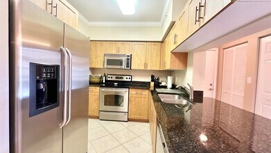 6556 Emerald Dunes Dr in Royal Palm Beach, FL - Building Photo - Building Photo