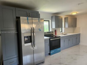 941 NW 99th St, Unit rear in Miami, FL - Building Photo - Building Photo