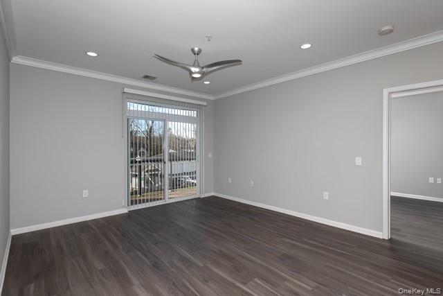 828 Charles Pond Dr in Coram, NY - Foto de edificio - Building Photo