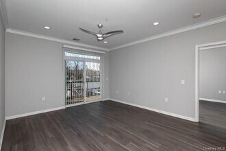 1 Charles Pond Dr in Coram, NY - Foto de edificio - Building Photo